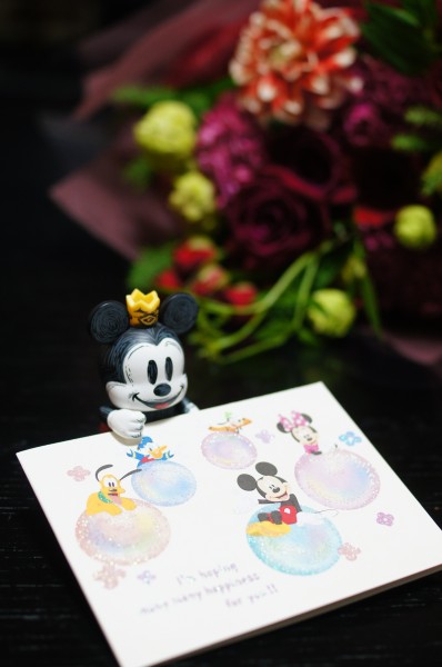 花束とミッキーマウス
