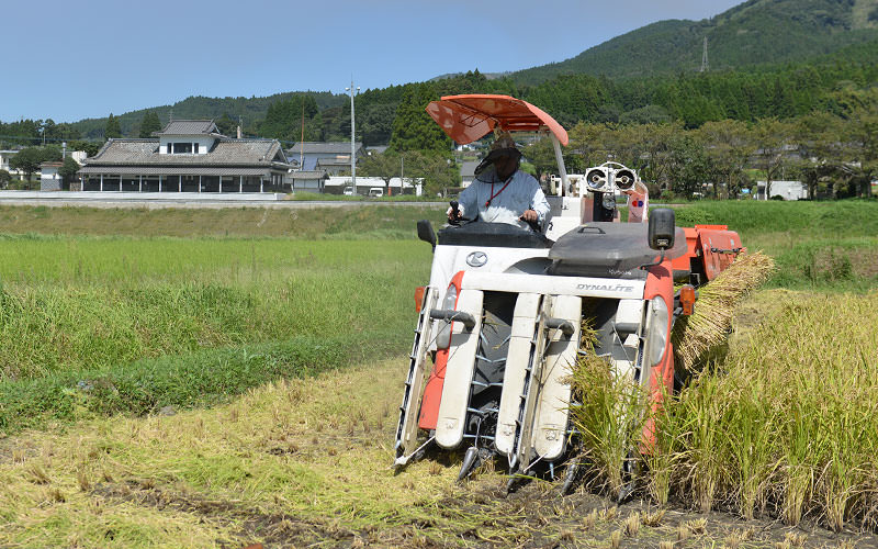 コンバインは北野悦之さんが操縦