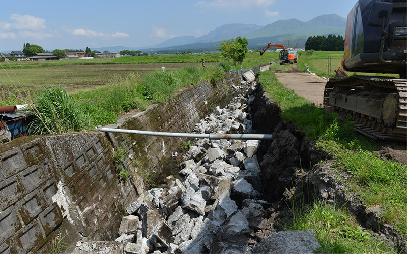 地震で壊れた水路。