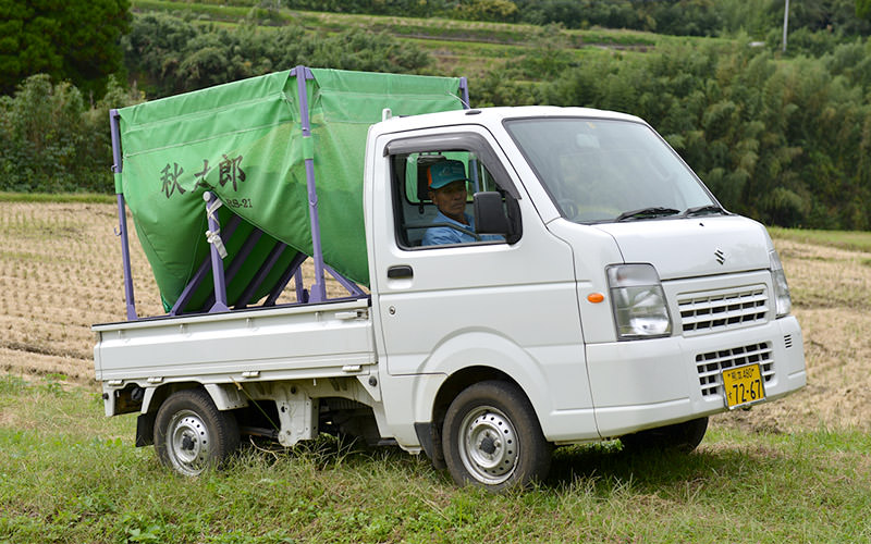勝義さんは籾をライスセンターへ運ぶ。