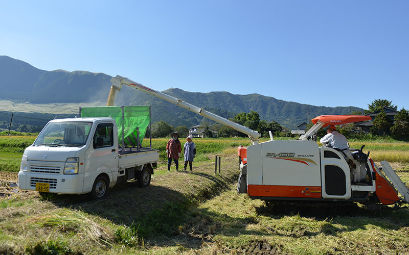 籾を排出する様子を見守る後藤松子さんと北野悦之さんの奥さん。