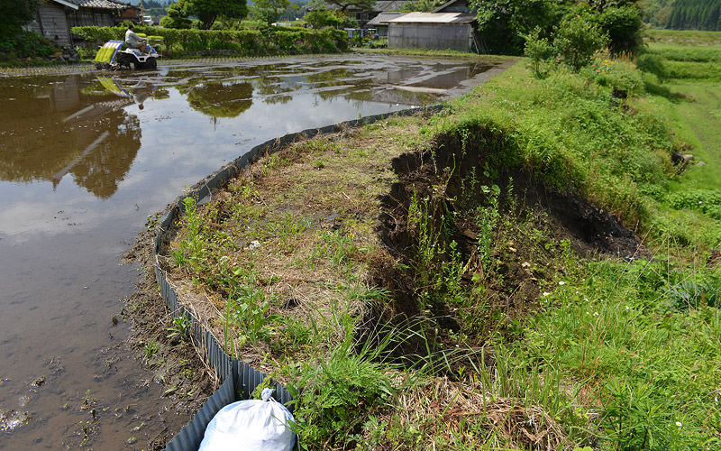 地震で法面が崩落している。