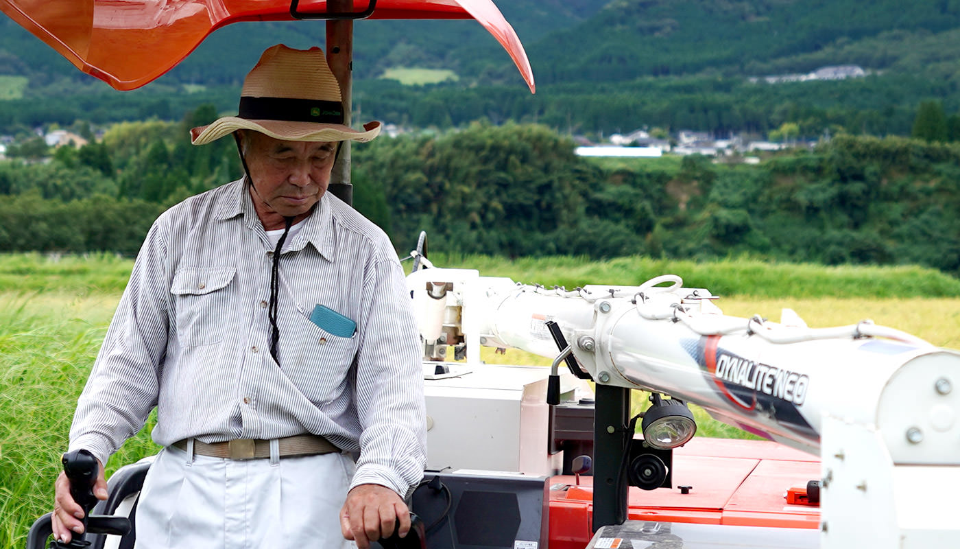 コンバインを操作する笠野さん
