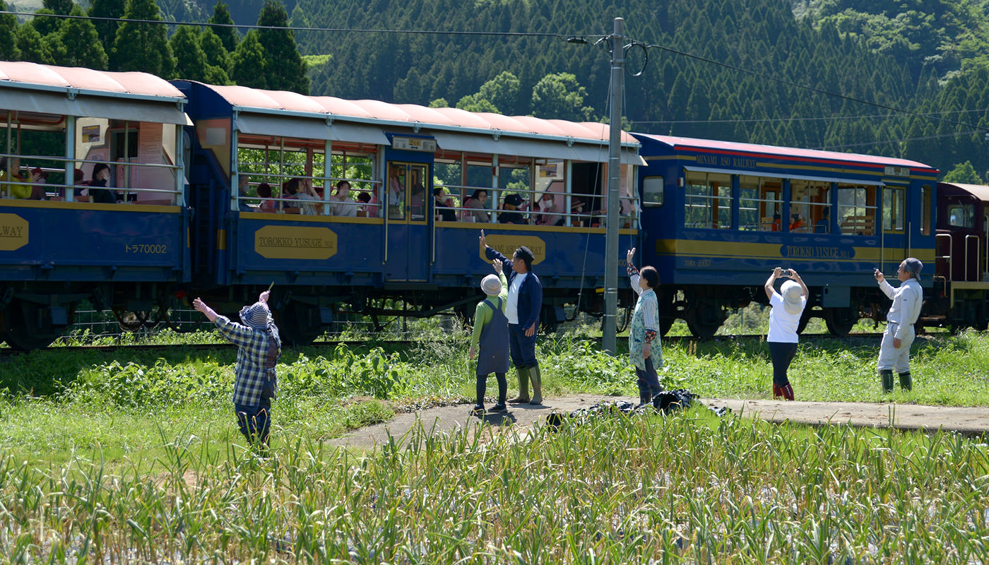とろっこ列車に手を振る。