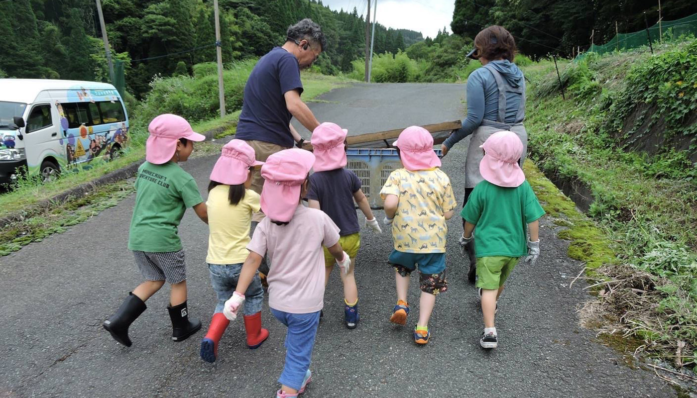 みんなでアイガモを運ぶ