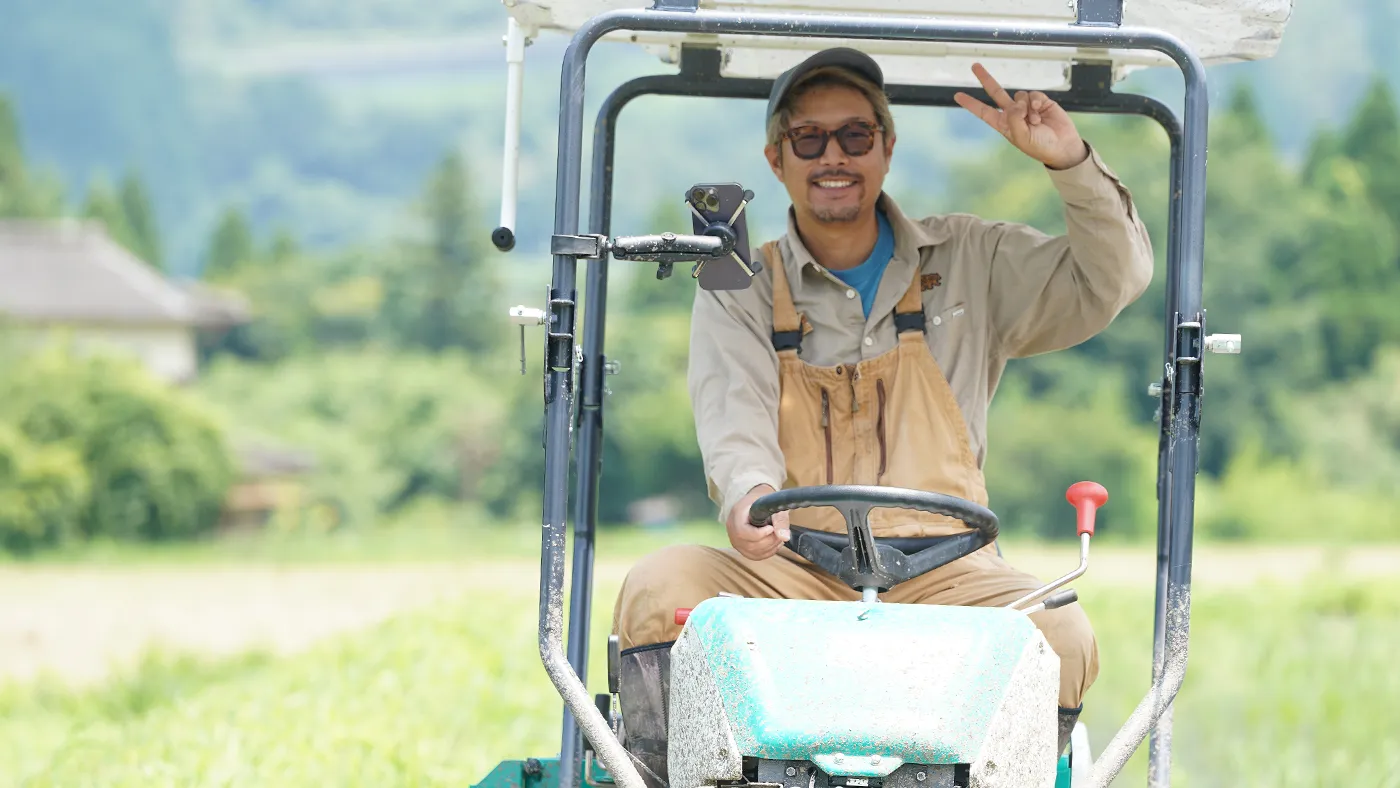 除草機に乗る店長
