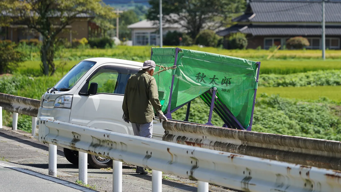 緒方さんは籾運び